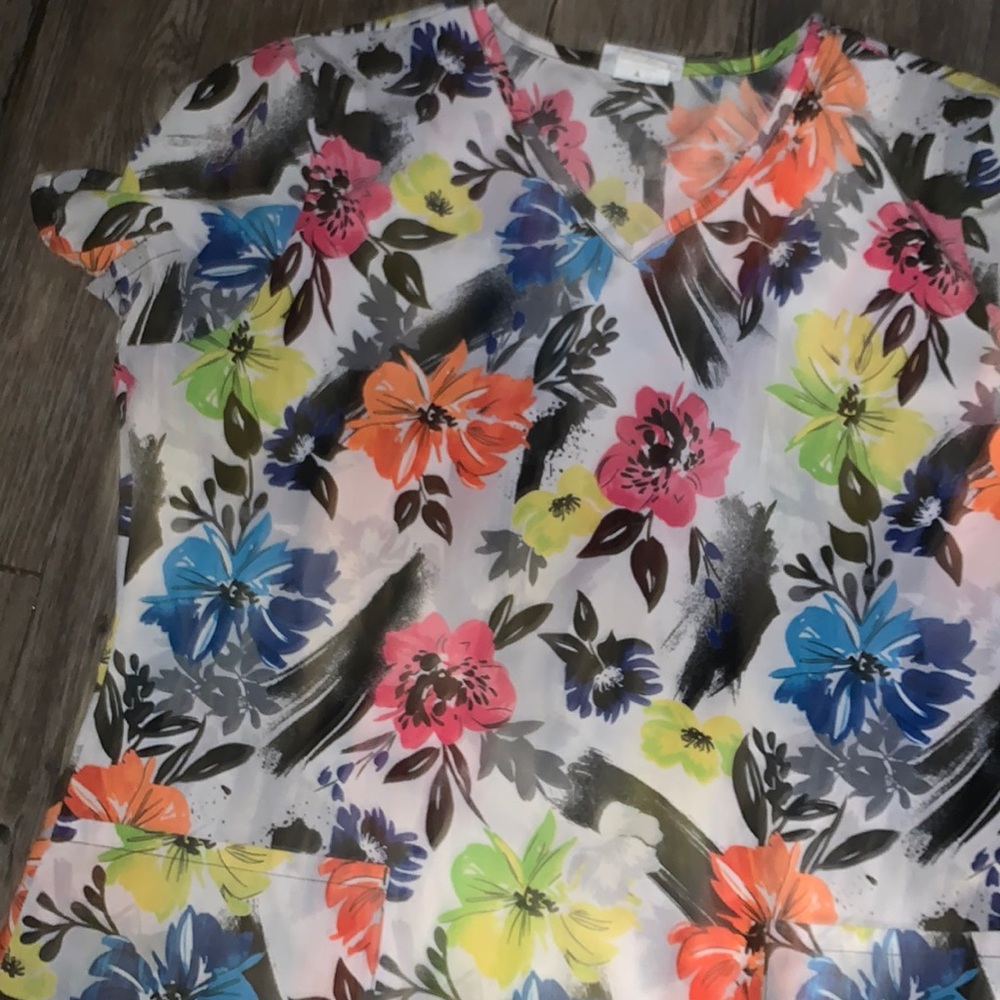 It has pockets and a cute shirt also
